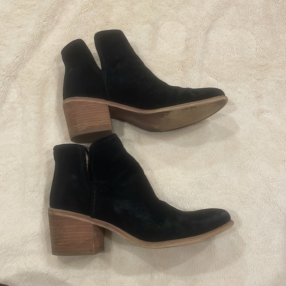 Hinge Black Suede Ankle Booties Block Heel Boot Size 6